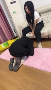 【最浪女慕】强迫闺蜜舔脏鞋/耳光/掐脖【完整版】_绳艺库视频下载