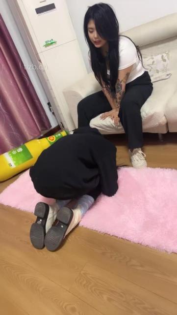 【最浪女慕】强迫闺蜜舔脏鞋/耳光/掐脖【完整版】_绳艺库视频下载