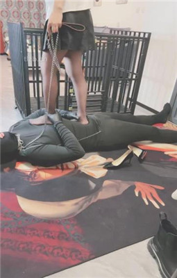 图片[5]_【芷镜小主】短靴-黑丝高跟全体重踩地毯_绳艺库视频下载