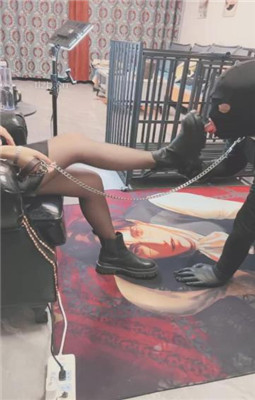 图片[11]_【芷镜小主】短靴-黑丝高跟全体重踩地毯_绳艺库视频下载