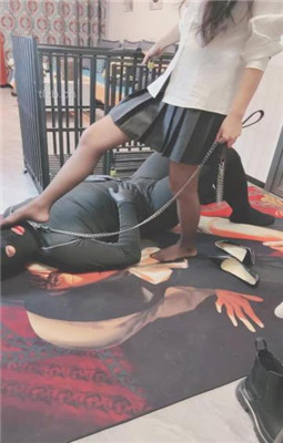 图片[9]_【芷镜小主】短靴-黑丝高跟全体重踩地毯_绳艺库视频下载