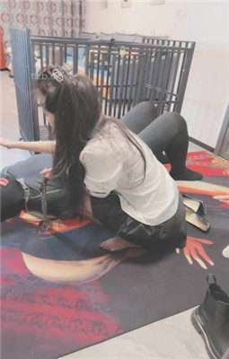 图片[8]_【芷镜小主】短靴-黑丝高跟全体重踩地毯_绳艺库视频下载