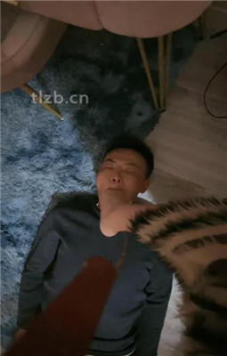 图片[10]_【小蛇】吐口水/耳光抽/舔运动鞋白袜/吃烟头_绳艺库视频下载