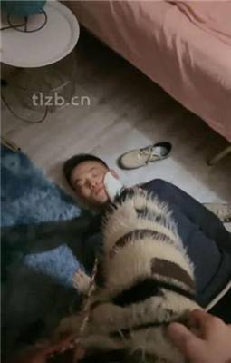 图片[9]_【小蛇】吐口水/耳光抽/舔运动鞋白袜/吃烟头_绳艺库视频下载