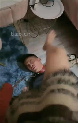 图片[13]_【小蛇】吐口水/耳光抽/舔运动鞋白袜/吃烟头_绳艺库视频下载