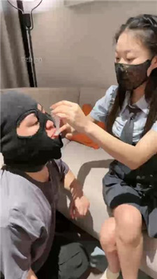 【菜小心】情侣主虐绿帽-闻脚猜主人/混合圣水泡面【完整版】_绳艺库视频下载