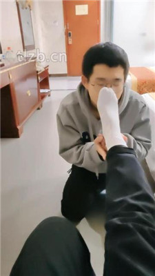 图片[2]_【安安女王】男S-跪舔原味白袜脚_绳艺库视频下载