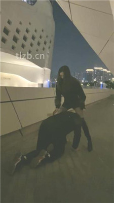 【扶桑】户外遛狗-长靴全体重踩踏_绳艺库视频下载