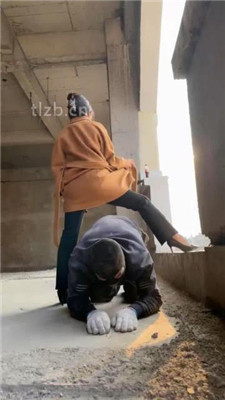 图片[20]_【辣姐】户外荒地遛狗-藤条抽/舔泥巴脏鞋底/骑马_绳艺库视频下载