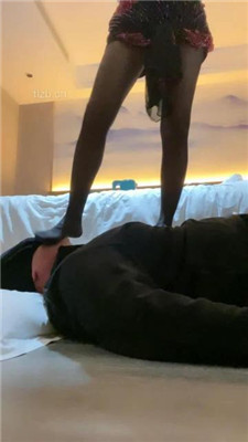 图片[13]_【千条姐】小白鞋黑丝全体重踩踏_绳艺库视频下载