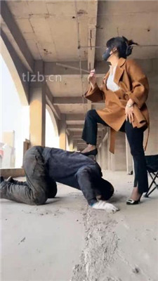 图片[19]_【辣姐】户外荒地遛狗-藤条抽/舔泥巴脏鞋底/骑马_绳艺库视频下载