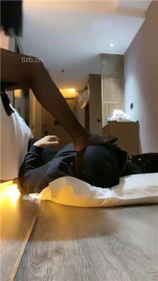 图片[12]_【千条姐】小白鞋黑丝全体重踩踏_绳艺库视频下载