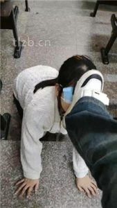 【爱可呀】教室开发素人S-母畜-跪舔多人多双脏鞋_绳艺库视频下载