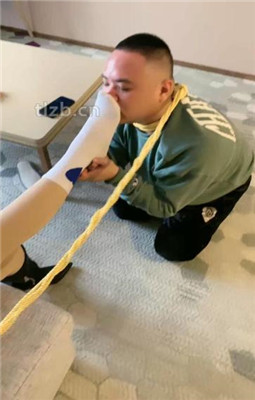 图片[14]_【酒鸽】双S-人体烟灰缸-长靴小白鞋踩/踩踏/骑马/闻臭白袜_绳艺库视频下载