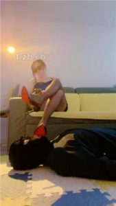 【小妮】狗垫子养成记-高跟黑丝碾压踩/虐乳_绳艺库视频下载