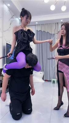 图片[11]_【麋鹿银儿】双S-紫丝袜诱惑/骑马爬行/藤条抽/踩踏/揪耳朵插嘴_绳艺库视频下载