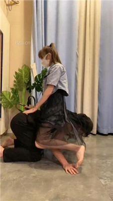 图片[17]_【甘露】凉鞋踩狗头/狗链遛狗/踢踹/骑马踩踏_绳艺库视频下载