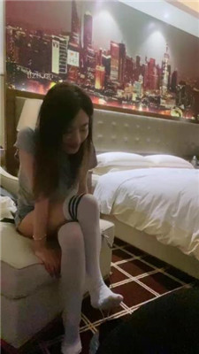 图片[20]_【不知名美女】掐拧胳膊-及膝袜捂脸窒息/数据线狠抽/踩踏_绳艺库视频下载