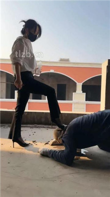 图片[16]_【辣姐】户外荒地遛狗-藤条抽/舔泥巴脏鞋底/骑马_绳艺库视频下载