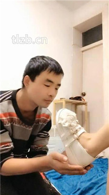 【鱼子酱】跪舔萝莉S的脏鞋子_绳艺库视频下载