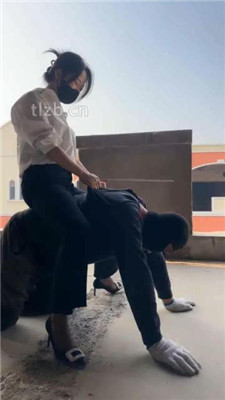 图片[11]_【辣姐】户外荒地遛狗-藤条抽/舔泥巴脏鞋底/骑马_绳艺库视频下载