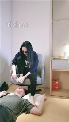 图片[8]_【羽神】跪舔超臭长靴白棉袜/吃脚皮臭脚踩脸_绳艺库视频下载