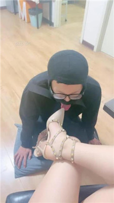 图片[4]_【嘉一】跪舔铆钉高跟美足_绳艺库视频下载