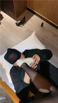 图片[9]_【千条姐】小白鞋黑丝全体重踩踏_绳艺库视频下载