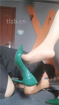 图片[9]_【东营天香百合】高跟灰丝踩狗头/狗链拴狗/嘴叼鞋/虐乳_绳艺库视频下载