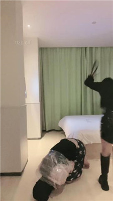 图片[8]_【清禾】保鲜膜窒息-鞭打踩踏耳光-人体烟灰缸_绳艺库视频下载