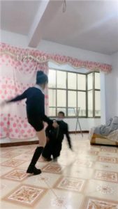 【小九】被抓奸现场-踩狗爪-衣架抽打/跪地求饶_绳艺库视频下载