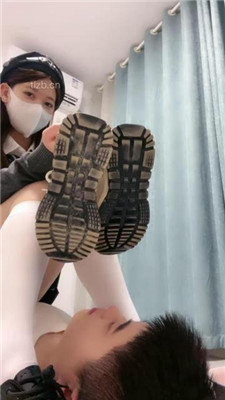 图片[3]_【樱子大人】狗舌头擦鞋器-鞋耳光/踩狗爪/全体重踩踏/鞭打_绳艺库视频下载