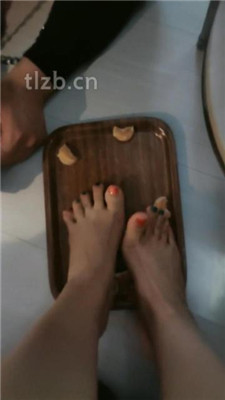 图片[3]_【西安天使】桌下视角恋足舔-踩踏喂食_绳艺库视频下载