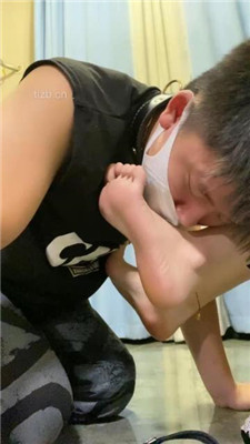 图片[13]_【甘露】凉鞋踩狗头/狗链遛狗/踢踹/骑马踩踏_绳艺库视频下载