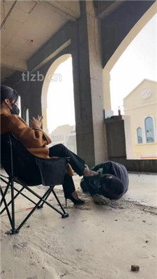 图片[17]_【辣姐】户外荒地遛狗-藤条抽/舔泥巴脏鞋底/骑马_绳艺库视频下载