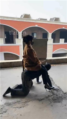 图片[5]_【辣姐】户外荒地遛狗-藤条抽/舔泥巴脏鞋底/骑马_绳艺库视频下载