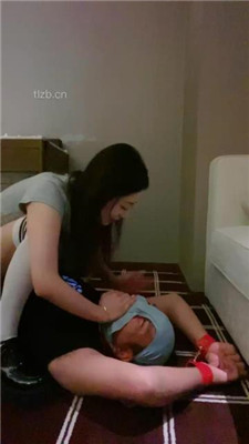 图片[7]_【不知名美女】掐拧胳膊-及膝袜捂脸窒息/数据线狠抽/踩踏_绳艺库视频下载