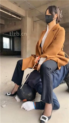 图片[6]_【辣姐】户外荒地遛狗-藤条抽/舔泥巴脏鞋底/骑马_绳艺库视频下载