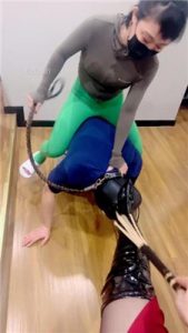 【梓夫人】双S-带素人姐妹一起骑马/藤条抽_绳艺库视频下载