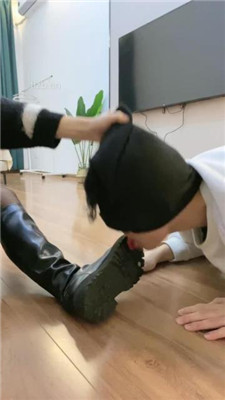 图片[8]_【奶味茶茶】长靴黑丝玩弄-踩头踩踏/踢裆/对镜羞辱插嘴_绳艺库视频下载