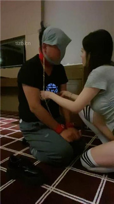 图片[15]_【不知名美女】掐拧胳膊-及膝袜捂脸窒息/数据线狠抽/踩踏_绳艺库视频下载