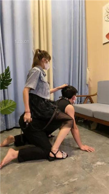 图片[4]_【甘露】凉鞋踩狗头/狗链遛狗/踢踹/骑马踩踏_绳艺库视频下载