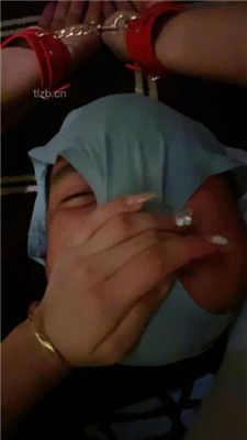 图片[16]_【不知名美女】掐拧胳膊-及膝袜捂脸窒息/数据线狠抽/踩踏_绳艺库视频下载