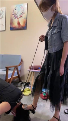 图片[2]_【甘露】凉鞋踩狗头/狗链遛狗/踢踹/骑马踩踏_绳艺库视频下载