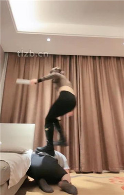 图片[13]_【不期而遇】恋臀爱好者-长筒靴艺术踢踩跺/磕头认错_绳艺库视频下载