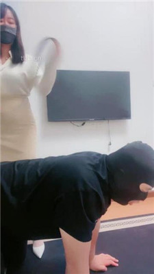 【桃子老师】骑马转胯/高跟肉丝脚闻舔踩踏_绳艺库视频下载