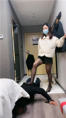 图片[14]_【小雅老师】黑丝高跟踩踏脚底喂食-喝圣水【完整版_绳艺库视频下载