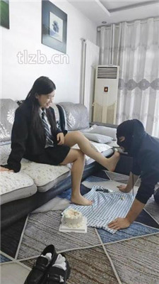 图片[4]_【尤尤子】学生S脚踩蛋糕喂食班主任_绳艺库视频下载