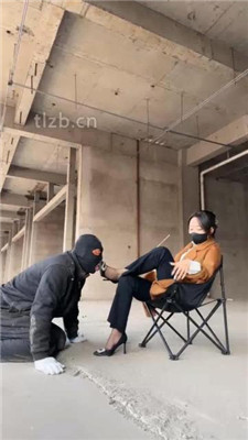 图片[2]_【辣姐】户外荒地遛狗-藤条抽/舔泥巴脏鞋底/骑马_绳艺库视频下载