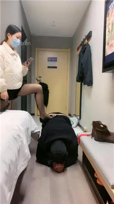 【小雅老师】黑丝高跟踩踏脚底喂食-喝圣水【完整版_绳艺库视频下载